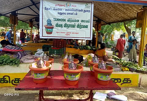 தோட்டக்கலைத்துறை சார்பில் விற்பனை செய்யப்படும் பசுமை விதை விநாயகர் சிலைகள்.