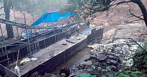 சிலந்தி ஆற்றின் குறுக்கே கட்டப்படும் தடுப்பணை (கோப்புப் படம்)