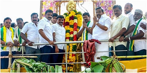 திருச்சி நீதிமன்றம் அருகே உள்ள வ.உ.சி உருவச்சிலைக்கு நகராட்சி நிர்வாகத்துறை அமைச்சர் கே.என்.நேரு மாலை அணிவித்து மரியாதை செலுத்தினார்.