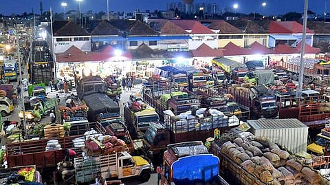 கோயம்பேட்டில் சிறப்பு சந்தை திறக்கவில்லை; நுழைவு வாயிலில் லாரிகளில் விற்கப்படும் பூஜை பொருட்கள்: வியாபாரம் பாதிப்பதாக புகார்