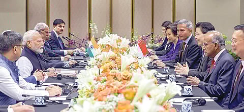 சிங்கப்பூர் நாடாளுமன்றத்தில் பிரதமர் லாரன்ஸ் வோங் உடன் பிரதமர் மோடி நேற்று பேச்சுவார்த்தை நடத்தினார். உடன் இருதரப்பு அமைச்சர்கள், உயர் அதிகாரிகள்.