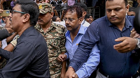 ஆர்.ஜி கர் அரசு மருத்துவமனையின் முன்னாள் முதல்வர் சந்தீப் கோஷ் நீதிமன்றத்தில் ஆஜர்படுத்தப்பட்ட காட்சி