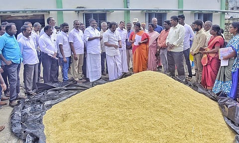 குமரி மாவட்டம் திங்கள்நகர் ஒழுங்குமுறை கூட வளாகத்தில் இன்று நேரடி கொள்முதல் நிலையத்தை பால்வளத்துறை அமைச்சர் மனோதங்கராஜ் திறந்து வைத்து பார்வையிட்டார்.