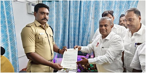 விழுப்புரம் டிஎஸ்பி சுரேஷிடம் தவெக பொதுச் செயலாளர் புஸ்ஸி ஆனந்த் மாநாடு குறித்த காவல்துறையின் கேள்விகளுக்கான எழுத்துப்பூர்வ பதில் கடிதத்தை அளித்தார்