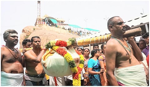 விநாயகர் சதுர்த்தி: உச்சிப்பிள்ளையாருக்கு பிரம்மாண்ட கொழுக்கட்டை படையல்: வெளிநாட்டு பக்தர்கள் தரிசனம்