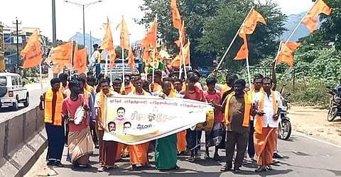 தேனியில் தடையை மீறி விநாயகர் சிலையை ஊர்வலமாக எடுத்துச் சென்ற சிவசேனா கட்சியினர்.