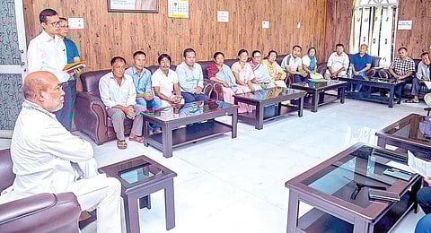 மணிப்பூரில் குட்ரூக் என்ற கிராமத்தில் குகி தீவிரவாதிகளால் இருவர் கொடூரமாக கொலை செய்யப்பட்டதற்கு எதிராக கூட்டு நடவடிக்கை குழு பிரதிநிதிகள் முதல்வர் பிரேன் சிங்கை நேற்று சந்தித்துப் பேசினர்.படம்: பிடிஐ