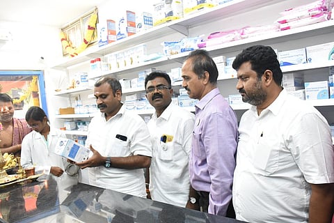 மத்திய இணை அமைச்சர் எல்.முருகன் மக்கள் மருந்தகத்தை திறந்து வைத்து பார்வையிட்டார். | படம்: ஜெ.மனோகரன்