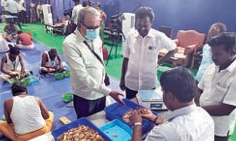 சமயபுரம் மாரியம்மன் கோயிலில் நேற்று நடைபெற்ற காணிக்கை தங்கத்தை தரம் பிரிக்கும் பணி.