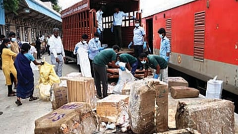 டெல்லியில் இருந்து ரயிலில் சென்னை சென்ட்ரல் ரயில் நிலையத்துக்கு கொண்டுவரப்பட்ட 1,556 கிலோ கெட்டுப்போன இறைச்சியை உணவு பாதுகாப்புத்துறை அதிகாரிகள் பறிமுதல் செய்தனர். படம்: எஸ்.சத்தியசீலன்