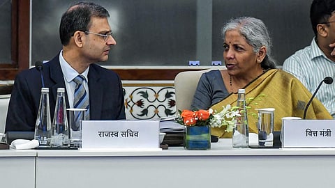 டெல்லியில் நேற்று நடைபெற்ற 54-வது ஜிஎஸ்டி கவுன்சில் கூட்டத்தில் நிதியமைச்சர் நிர்மலா சீதாராமன் ஆலோசனை நடத்தினார். உடன் வருவாய் துறை செயலர் சஞ்சீவ் மல்ஹோத்ரா. படம்:பிடிஐ