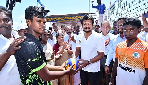 சிவகங்கை மாவட்ட விளையாட்டு மைதானத்தில் நடைபெற்ற முதல்வர் கோப்பைக்கான வாலிபால் போட்டியை தொடங்கி வைத்த அமைச்சர் உதயநிதி. உடன் அமைச்சர் கே.ஆர்.பெரியகருப்பன்.