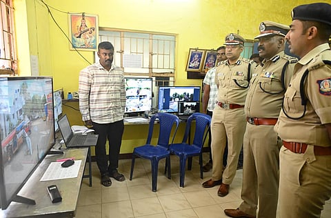 பரமக்குடி தாலுகா காவல் நிலையத்தில் அமைக்கப்பட்டுள்ள தற்காலிக காவல் கட்டுப்பாட்டு அறையை பார்வையிட்ட சட்டம் ஒழுங்கு ஏடிஜிபி டேவிட்சன் தேவாசீர்வாதம். | படம்:எல்.பாலச்சந்தர்