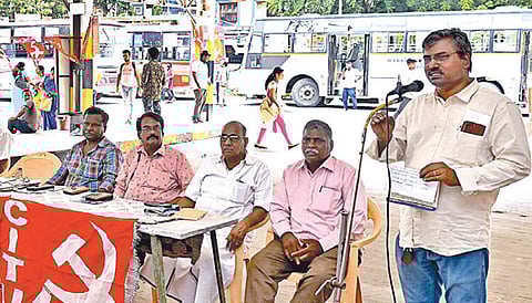 போக்குவரத்துக்கழக தொழிற்சங்க கூட்டமைப்பு சார்பில் வாயிற்கூட்டம் சென்னை வடபழனி பணிமனையில் நேற்று நடைபெற்றது. | படம்: ம.பிரபு |