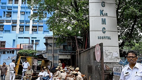 பணம் கொடுக்க முயன்றது உண்மை; முதல்வர் மம்தா பானர்ஜி பொய் சொல்கிறார் - பெண் மருத்துவரின் பெற்றோர் குற்றச்சாட்டு