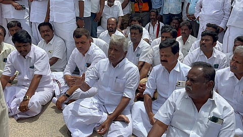 கிருஷ்ணகிரி | புதிய திட்டப் பணிகளை கே.பி.முனுசாமி தொடங்கி வைக்க திமுகவினர் எதிர்ப்பு: அதிமுகவினர் சாலை மறியல்