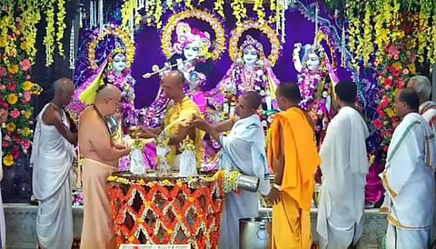 இஸ்கான் கோயிலில் ராதாஷ்டமி விழாவையொட்டி, மூலவர் கிருஷ்ணர், ராதை, லலிதா, விசாகா ஆகியோர் மலர்களால் அலங்கரிக்கப்பட்டு, உற்சவர் கிருஷ்ணர், ருக்மணி, சத்யபாமாவுக்கு அபிஷேகம் ஆராதணை நடைபெற்றது.