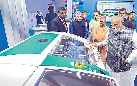 கிரேட்டர் நொய்டாவில் ‘செமிகான் இந்தியா 2024' மாநாட்டை பிரதமர் மோடி நேற்று தொடங்கி வைத்து, செமிகண்டக்டர் கண்காட்சியை பார்வையிட்டார். உடன், மத்திய மின்னணு, தகவல் தொழில்நுட்ப துறை அமைச்சர் அஸ்வினி வைஷ்ணவ், உத்தர பிரதேச முதல்வர் யோகி ஆதித்யநாத் உள்ளிட்டோர். படம்: பிடிஐ