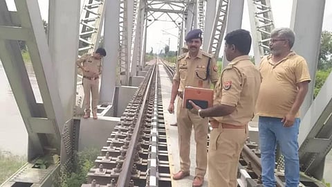 உ.பியில் தண்டவாளத்தில் ரீல்ஸ் படம்பிடித்த போது ரயில் மோதி தம்பதி, 3 வயது மகன் உயிரிழப்பு