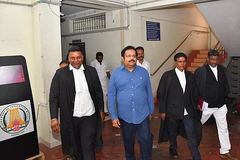 வேலூர் நீதிமன்றத்தில் ஆஜராகிய எம்.பி., கதிர்ஆனந்த்.