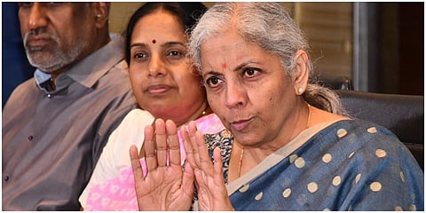 கோவை அவிநாசி சாலையில் உள்ள தனியார் ஓட்டலில் மத்திய நிதி அமைச்சர் நிர்மலா சீதாராமன் செய்தியாளர்களைச் சந்தித்தார் | படம்: ஜெ.மனோகரன்