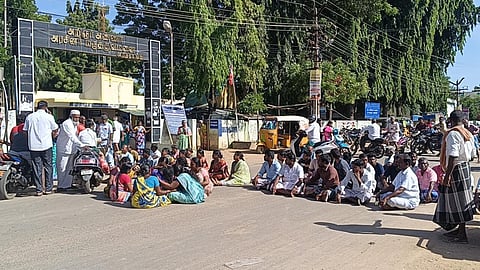 பாம்பு கடி; இளைஞர் உயிரிழப்பு: அறந்தாங்கி அரசு மருத்துவமனையை கண்டித்து சாலை மறியல்