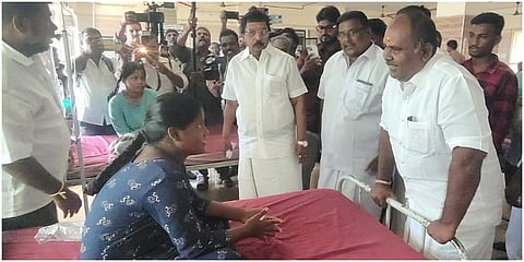 திமுக நிகழ்ச்சியில் வழங்கப்பட்ட பிரியாணியை சாப்பிட்டதால் உடல்நலம் பாதிக்கப்பட்டு விருதுநகர் அரசு மருத்துவமனையில் அனுமதிக்கப்பட்ட சிறுவர் சிறுமிகளை முன்னாள் அமைச்சர் ஆர்.பி.உதயகுமார் சந்தித்து நலம் விசாரித்தார்