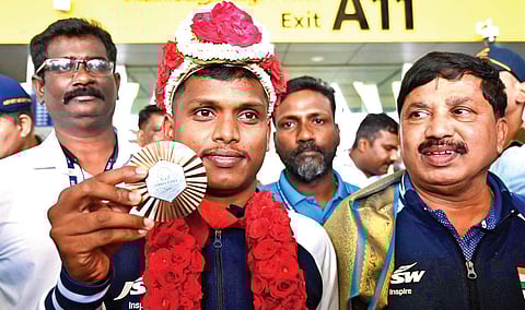 பாரிஸ் பாராலிம்பிக்ஸில் வெண்கலப் பதக்கம் வென்று சென்னை திரும்பிய மாரியப்பனுக்கு விமான நிலையத்தில் உற்சாகமான வரவேற்பு அளிக்கப்பட்டது. படம்: எம்.முத்துகணேஷ்