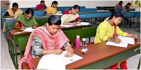 திண்டுக்கல் எம்.வி.எம் அரசு கலைக்கல்லூரியில் அமைக்கப்பட்டிருந்த டிஎன்பிஎஸ்சி குரூப் 2 தேர்வு மையத்தில் தேர்வு எழுதிய தேர்வர்கள் | படம் : நா. தங்கரத்தினம்.