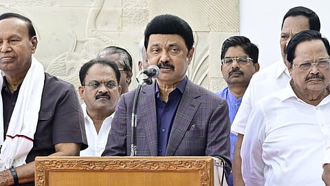 அமெரிக்க சுற்றுப்பயணத்தை முடித்துக் கொண்டு நேற்று சென்னை திரும்பிய முதல்வர் மு.க.ஸ்டாலின், விமான நிலையத்தில் செய்தியாளர்களை சந்தித்தார். அப்போது, அமைச்சர்கள், திமுக எம்.பி.க்கள், எம்எல்ஏக்கள் உடனிருந்தனர்.