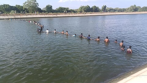 திருச்சி | கால்வாயில் மூழ்கி சிறுமி உயிரிழப்பு; தந்தையின் சடலத்தைத் தேடும் கிராமத்தினர்