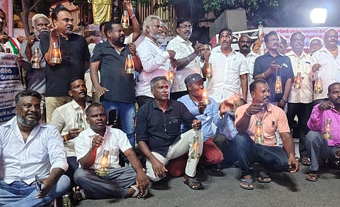 மின்கட்டண உயர்வுக்கு எதிராக புதுச்சேரி சட்டப்பேரவையில் விளக்கேற்றும் போராட்டம் நடத்த முயற்சி