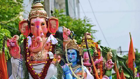 சென்னையின் முக்கிய சாலைகளில் ஊர்வலமாக கொண்டுவந்த 1878 விநாயகர் சிலைகள் கடலில் கரைப்பு