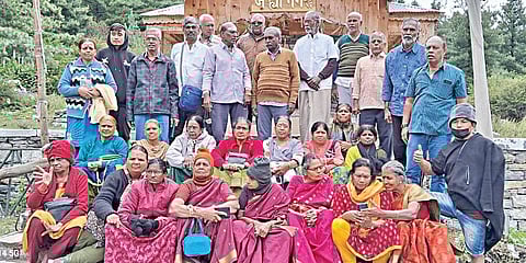 உத்தராகண்ட் ஆதிகைலாஷ் பகுதியில் நிலச்சரிவில் சிக்கி மீட்கப்பட்ட சிதம்பரத்தை சேர்ந்த பயணிகள்.