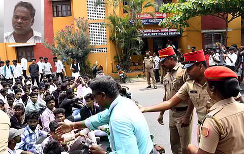 உள்படம்: உயிரிழந்த விவேகானந்தன்