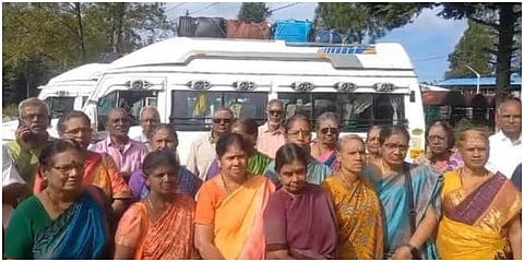 உத்தராகண்டில் ஆதி கைலாஷ் பகுதியில் நிலச்சரிவில் சிக்கி மீட்கப்பட்ட தமிழக யாத்திரிகர்கள் 30 பேரு வேனில் டெல்லிக்கு புறப்பட்டனர்.