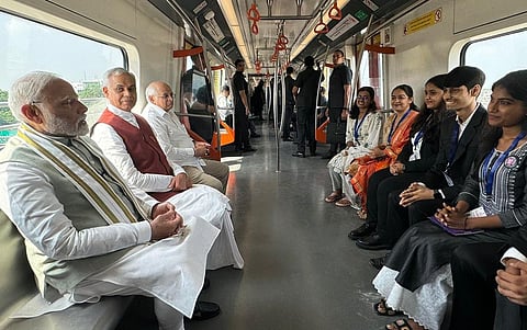 குஜராத்தின் அகமதாபாத்தில் இருந்து காந்தி நகருக்கு புதிய மெட்ரோ ரயில் சேவையை பிரதமர் மோடி நேற்று தொடங்கி வைத்து மெட்ரோ ரயிலில் பயணம் செய்தார். அப்போது மாணவ, மாணவிகளுடன் கலந்துரையாடினார். உடன் ஆளுநர் ஆச்சார்ய தேவவிரத், முதல்வர் பூபேந்திர படேல்.