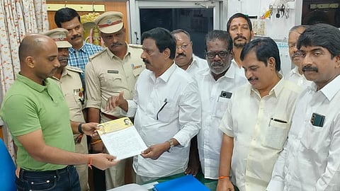 புதுச்சேரி | முழு அடைப்பு போராட்ட அறிவிப்பு - இண்டியா கூட்டணி தலைவர்களை முன்கூட்டியே கைது செய்ய அதிமுக வலியுறுத்தல்