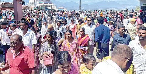 தொடர் விடுமுறையையொட்டி பழநியில் குவிந்த பக்தர்கள்