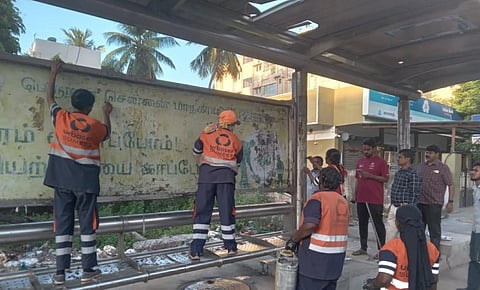 மாநகராட்சி சார்பில் நிறுவப்பட்டுள்ள பேருந்து நிறுத்த நிழற்குடை