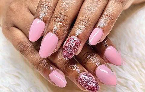 கிளிட்டர் நக ஓவியம்.