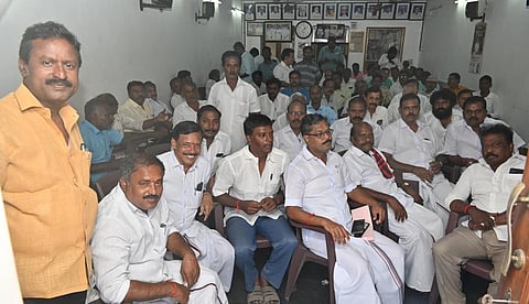 கும்பகோணம் திமுக அலுவலகத்தில் காத்திருந்த திமுகவினர்