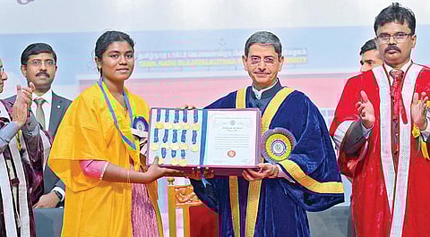 மீன்வள பல்கலை. பட்டமளிப்பு விழா: ஆளுநர் ஆர்.என்.ரவி பட்டங்களை வழங்கினார்