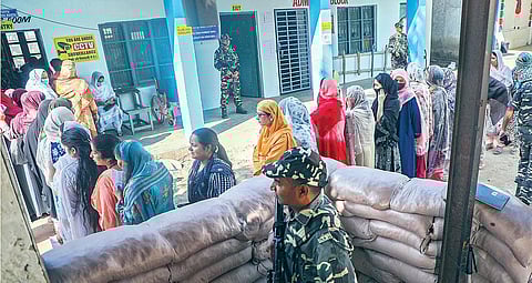 ஜம்மு காஷ்மீரின் கிஷ்துவாரில் உள்ள வாக்குச்சாவடியில் பலத்த பாதுகாப்புடன் நீண்ட வரிசையில் காத்திருந்து வாக்களித்த பெண்கள்.படம்: பிடிஐ