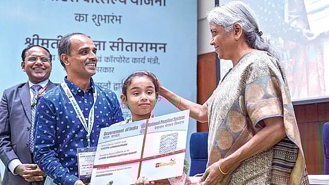 டெல்லியில் நடைபெற்ற குழந்தைகளுக்கான ஓய்வூதியத் திட்ட தொடக்க விழாவில், சிறுமி ஒருவருக்கு மத்திய நிதி அமைச்சர் நிர்மலா சீதாராமன் நிரந்தர ஓய்வூதிய கணக்கு எண் அட்டையை வழங்கினார்.படம்: பிடிஐ