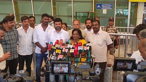 “திமுக தொண்டர்கள் உழைக்க... கருணாநிதி குடும்பம் பிழைக்கும்!” - தமிழிசை கடும் விமர்சனம்