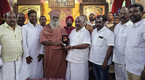 கோவை பேரூரில், பேரூர் ஆதினம் சாந்தலிங்க மருதாசல அடிகளாரை சந்தித்து கலைஞர் நூற்றாண்டு நாணயத்தை வழங்கிய அமைச்சர் செஞ்சி மஸ்தான்.