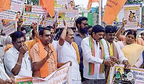 சென்னையில் நடைபெற்று வரும் இந்தியா வங்கதேசம் இடையிலான கிரிக்கெட் போட்டி தொடரை தடை செய்யக் கோரி, இந்து மக்கள் கட்சி சார்பில் சேப்பாக்கம் கிரிக்கெட் மைதானம் முன்பாக நேற்று ஆர்ப்பாட்டம் நடைபெற்றது. இதில் கட்சி தலைவர் அர்ஜூன் சம்பத், மாநில செயலாளர் குருமூர்த்தி, அமைப்பு குழு பொதுச் செயலாளர் ஆனந்த், அலுவலக செயலாளர் குமாரவேல், கோவை மாவட்ட பொதுச் செயலாளர் சூர்யா உள்ளிட்டோர் கலந்து கொண்டனர்.