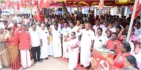 தமிழக மீனவர் பிரச்சினைக்கு நிரந்தர தீர்வு காண வலியுறுத்தி ராமேசுவரத்தில் மார்க்சிஸ்ட் கம்யூனிஸ்ட் கட்சி சார்பாக ஆர்ப்பாட்டம் நடைபெற்றது | படம்: எல். பாலச்சந்தர்.