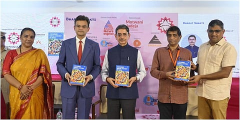 புதுச்சேரியில் பாண்டி இலக்கியத் திருவிழாவைத் தொடக்கி வைத்து நூல்களை தமிழக ஆளுநர் ஆர்.என்.ரவி வெளியிட்டார். (உடன்) எழுத்தாளர் அரவிந்தன் நீலகண்டன், பேராசிரியர் ஆனந்த் ரங்கநாதன் உள்ளிட்டோர்